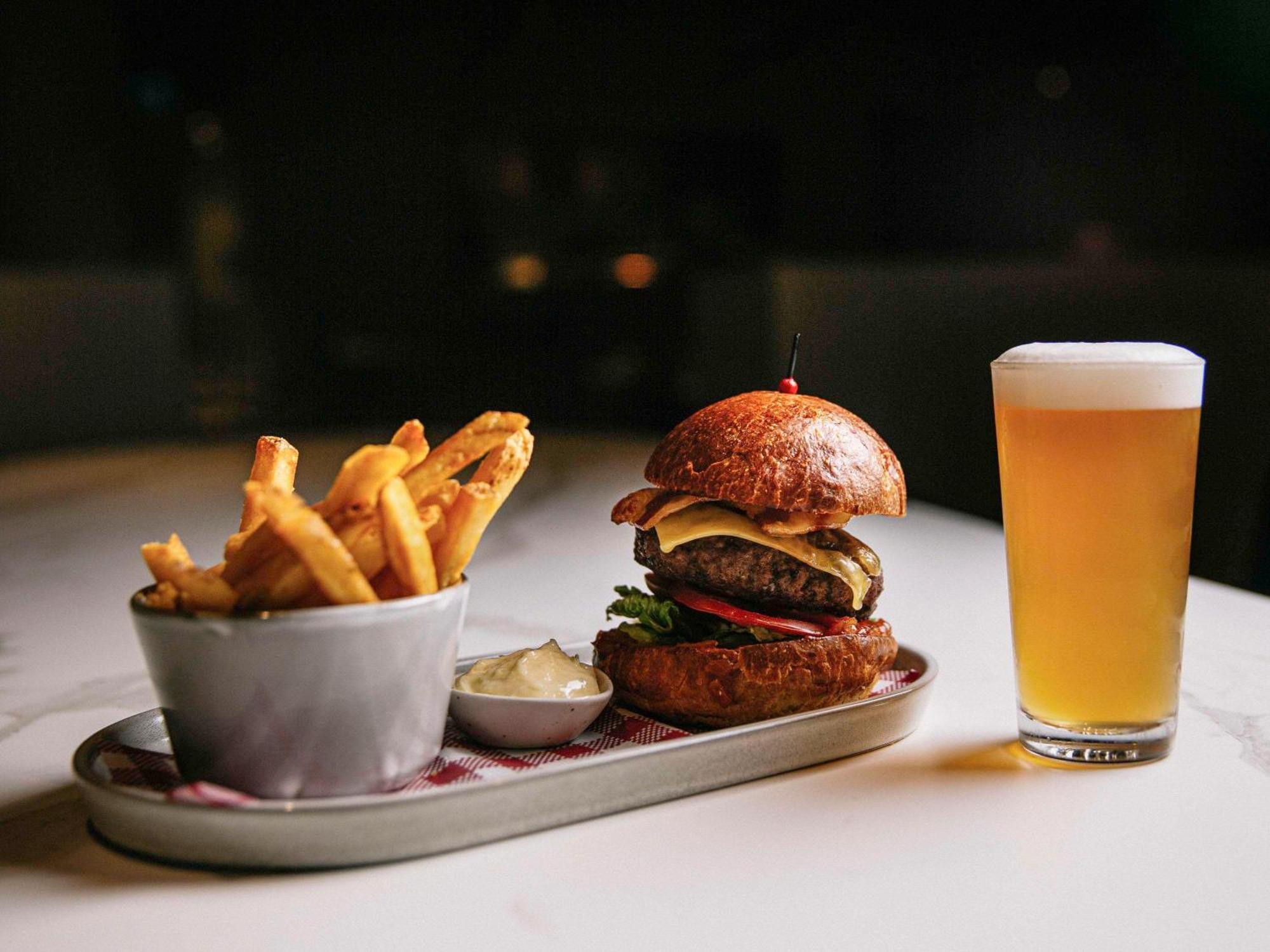 Pullman Melbourne City Centre Zewnętrze zdjęcie Burger and chips