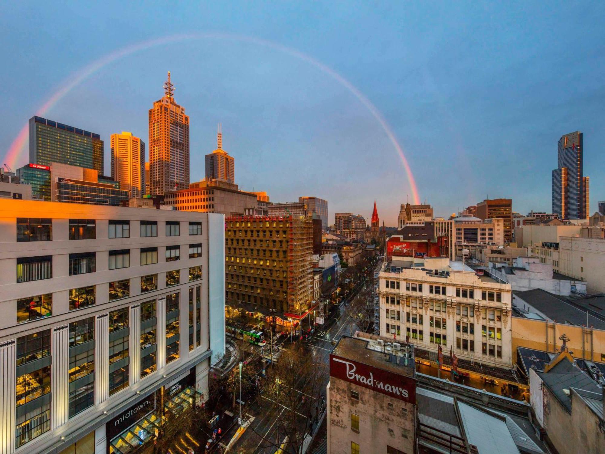Pullman Melbourne City Centre Zewnętrze zdjęcie A double rainbow over Melbourne, Australia