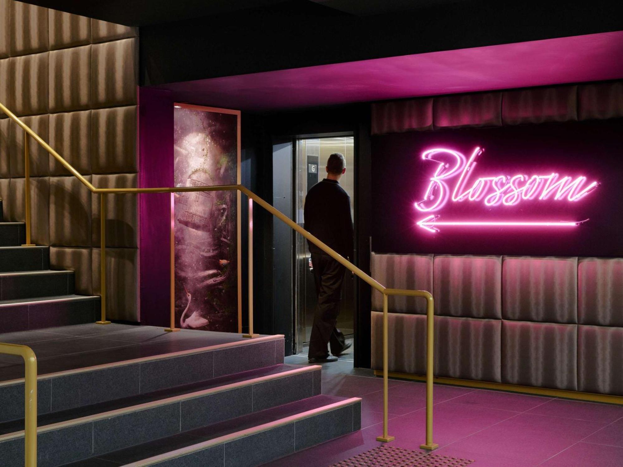 Pullman Melbourne City Centre Zewnętrze zdjęcie The entrance to the nightclub