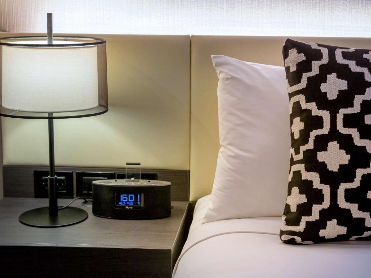 Pullman Melbourne City Centre Zewnętrze zdjęcie A digital alarm clock